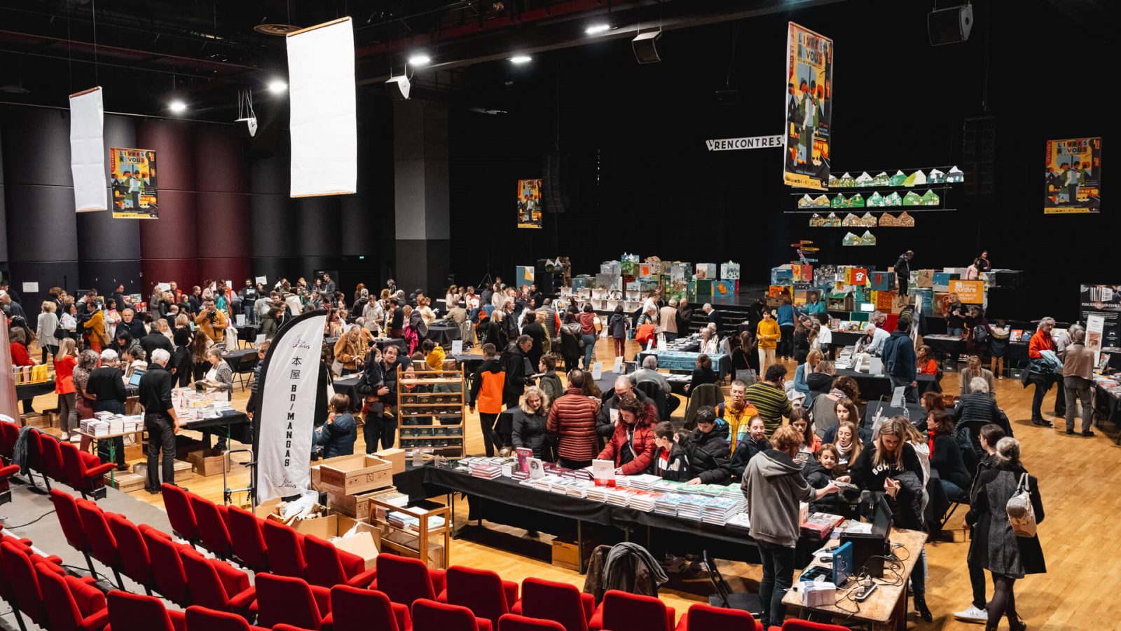 Photo de la grande salle du Grand Angle le dimanche de Livres à Vous 2023
